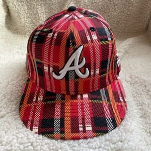 Atlanta Braves MLB Fitted Baseball Cap - size 7 1/2 - Red White Black Plaid